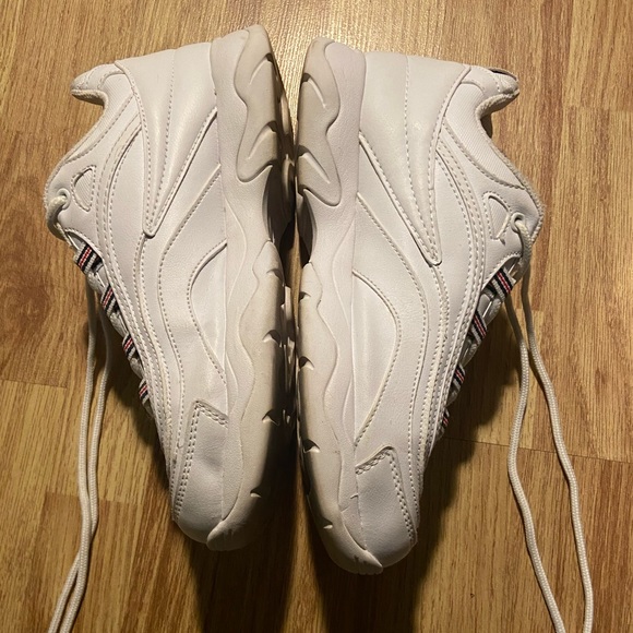 Fila Shoes // Womens 8.5 - Picture 3 of 5